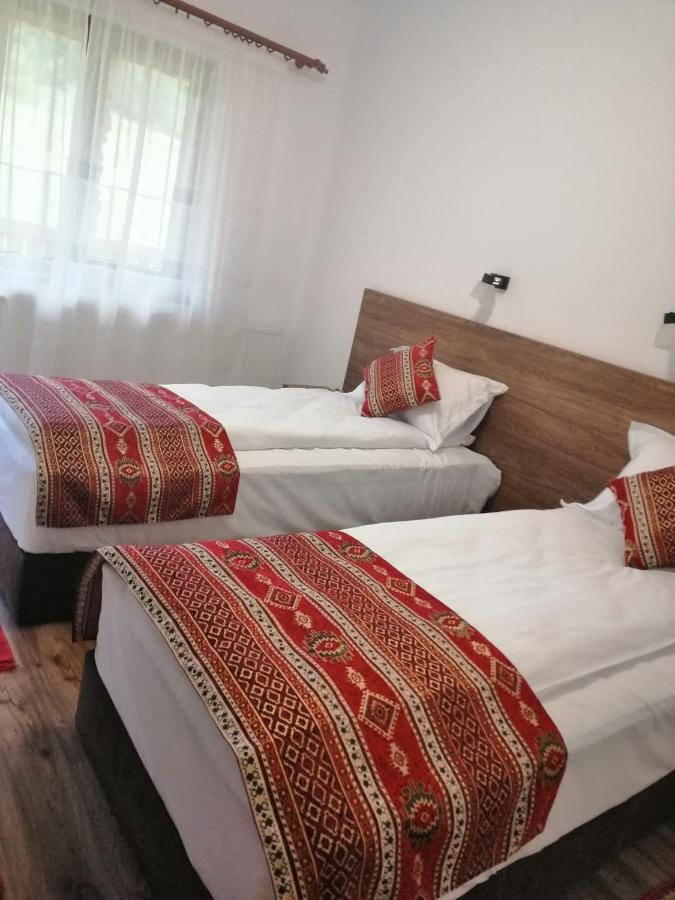 Pensiunea Plai Strabun Strîmtura Buitenkant foto